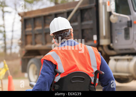 Bauingenieur mit Rückenmark Verletzungen beobachten Anlagenbetreiber Stockfoto