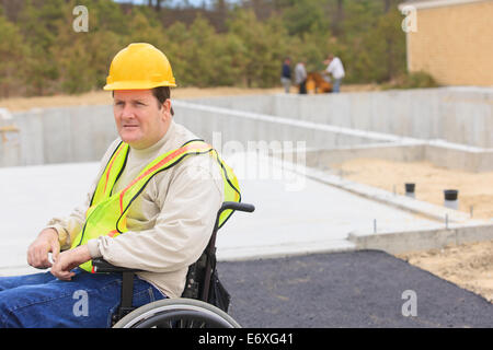 Bauleiter mit Spinal Cord Injury auf Baustelle Stockfoto