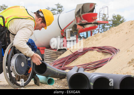 Bauleiter mit Spinal Cord Injury Inspektion Drainagerohre Stockfoto