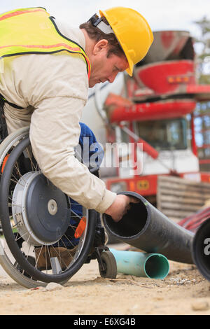 Bauleiter mit Spinal Cord Injury Inspektion Drainagerohre Stockfoto