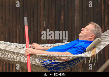 Menschen mit zerebraler Lähmung und Legasthenie in seiner Hängematte entspannen Stockfoto