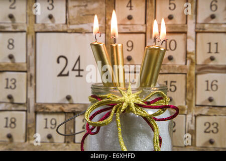 Shabby chic Adventskalender mit vier gold brennenden Kerzen - atmosphärische für Weihnachten Stockfoto