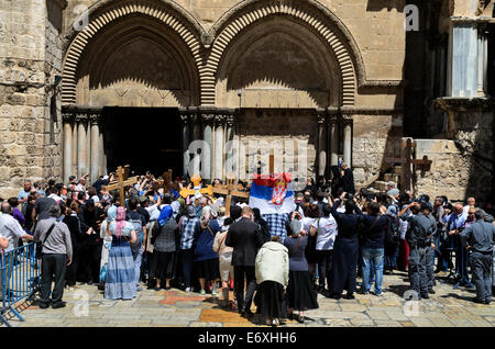 Menschen stehen vor der Kirche des heiligen Sepulchre warten geben Sie während der Karfreitag in alte Stadt von Jerusalem, Israel Stockfoto