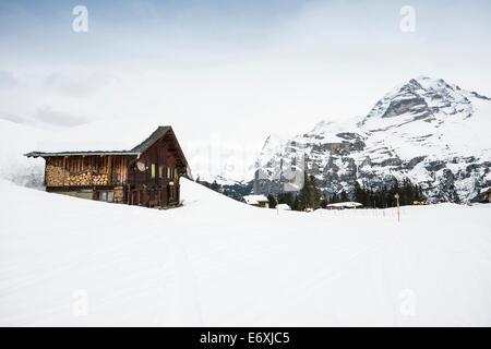 Almhütten und Bergpanorama am Gimmeln, Gimmeln, Muerren, Kanton Bern, Schweiz Stockfoto