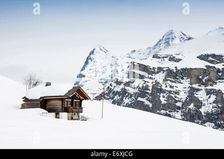 Almhütten und Bergpanorama am Gimmeln, Gimmeln, Muerren, Kanton Bern, Schweiz Stockfoto