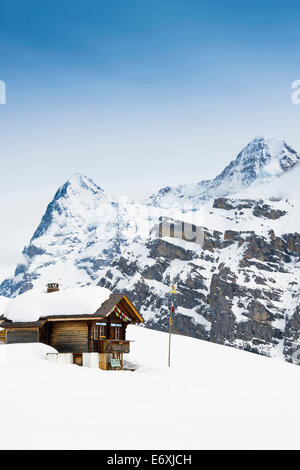 Almhütten und Bergpanorama am Gimmeln, Muerren, Kanton Bern, Schweiz Stockfoto