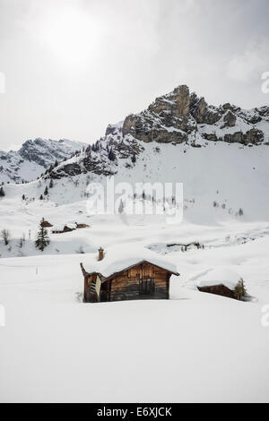 Almhütten und Bergpanorama am Gimmeln, Gimmeln, Muerren, Kanton Bern, Schweiz Stockfoto