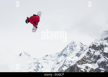 Freestyle-Skifahrer in Aktion, Whitestyle öffnen, Freestyle-Wettbewerb, Muerren, Kanton Bern, Schweiz Stockfoto