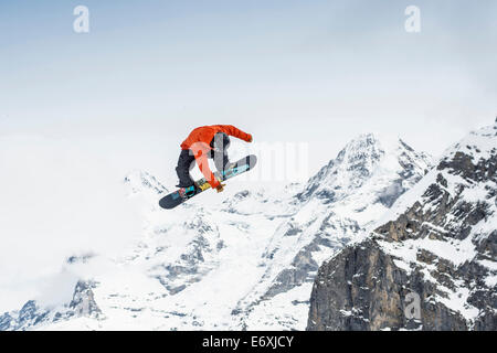 Freestyle-Skifahrer in Aktion, Whitestyle öffnen, Freestyle-Wettbewerb, Muerren, Kanton Bern, Schweiz Stockfoto