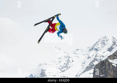 Freestyle-Skifahrer in Aktion, Whitestyle öffnen, Freestyle-Wettbewerb, Muerren, Kanton Bern, Schweiz Stockfoto