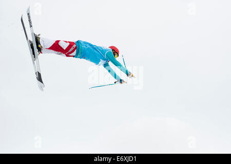 Freestyle-Skifahrer in Aktion, Whitestyle öffnen, Freestyle-Wettbewerb, Muerren, Kanton Bern, Schweiz Stockfoto