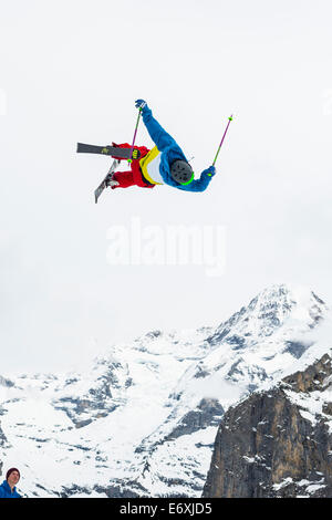 Freestyle-Skifahrer in Aktion, Whitestyle öffnen, Freestyle-Wettbewerb, Muerren, Kanton Bern, Schweiz Stockfoto