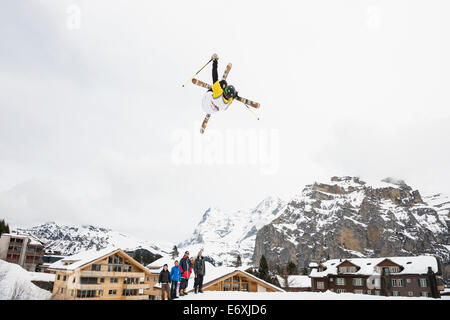 Freestyle-Skifahrer in Aktion, Whitestyle öffnen, Freestyle-Wettbewerb, Muerren, Kanton Bern, Schweiz Stockfoto