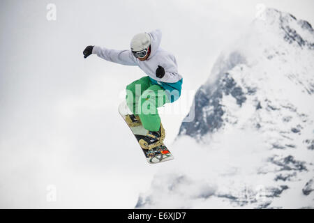 Freestyle-Skifahrer in Aktion, Whitestyle öffnen, Freestyle-Wettbewerb, Muerren, Kanton Bern, Schweiz Stockfoto