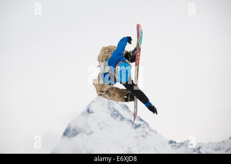 Freestyle-Skifahrer in Aktion, Whitestyle öffnen, Freestyle-Wettbewerb, Muerren, Kanton Bern, Schweiz Stockfoto