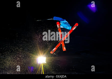 Freestyle-Skifahrer in Aktion, Whitestyle öffnen, Freestyle-Wettbewerb, Muerren, Kanton Bern, Schweiz Stockfoto