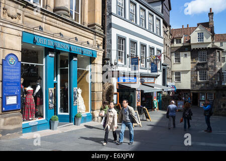 Shopping-Fans und Touristen auf der Royal Mile mit John Knox House im Hintergrund. Stockfoto