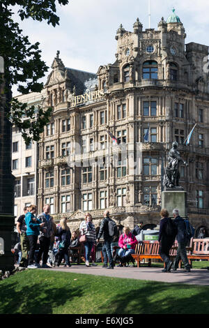 Princes Street Gardens mit Jenners speichern auf dem Hintergrund Stockfoto