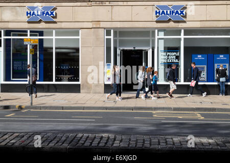 Käufer zu Fuß vorbei an Halifax Building Society auf Princes Street, Edinburgh Stockfoto