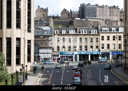 Westen Ansatz Kreuzung mit Lothian Road. Standard Life Gebäude auf der linken Seite mit Edinburgh Castle im Hintergrund. Stockfoto