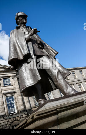 Statue von Sherlock Holmes im Gedenken an Sir Arthur Conan Doyle in Picardie Place, Leith Walk, Edinburgh Stockfoto