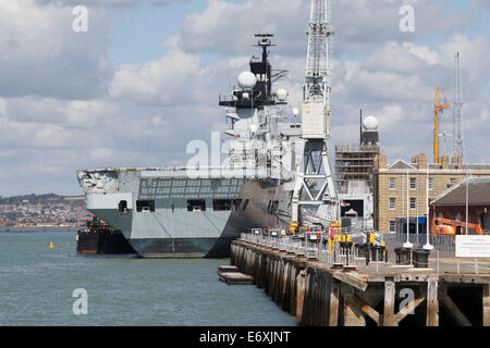 Flugzeugträger HMS illustre R06 Invincible-Klasse Licht dockt königliche Marine portsmouth Stockfoto