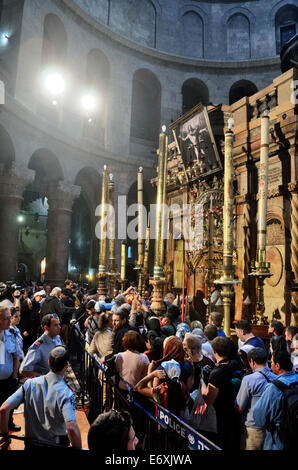 Menschen die Umströmung der Grabeskirche am Karfreitag in alte Stadt von Jerusalem, Israel Stockfoto