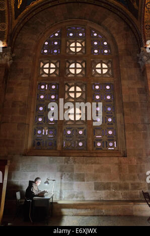 Mönch liest Bibel in der Kirche aller Nationen auf dem Ölberg, Jerusalem, Israel Stockfoto