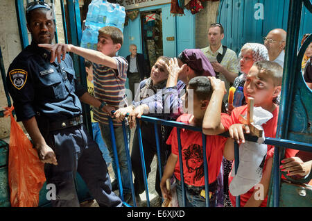 Christlichen Gläubigen versuchen, zu Fuß an der gesperrten Straße während Heiliges Feuer Zeremonie in Jerusalem, Israel Stockfoto