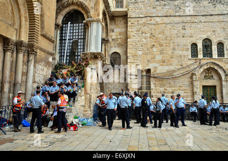 Polizei stehen im Hof der Kirche des Heiligen Grabes Heiliges Feuer Zeremonie in Jerusalem, Israel Stockfoto