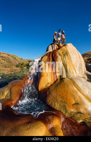 Madagassische Kinder spielen in einer spritzenden Geysir, Geysire von Ampefy, Hochland, Madagaskar, Afrika Stockfoto