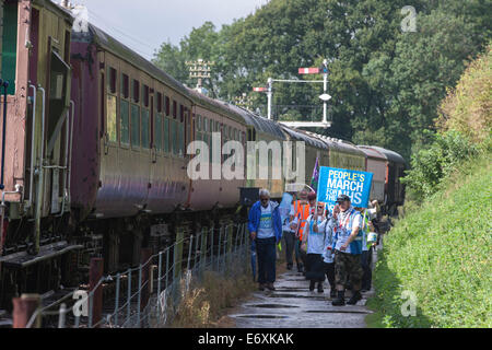 Pitsford und Brampton Bahnhof, Northampton, UK. 1. September 2014. NHS Protest März Gruppe von 11 Mütter aus Darlington, 300 Meilen, marschieren sie landesweit unter den gleichen Weg wie die Jarrow März 78 Jahren von Jarrow nach London. Es soll das Bewusstsein für die Privatisierung des NHS und markieren Sie die Schäden, die von der Health and Social Care Act verursacht werden. Der Marsch wird in der Hauptstadt (London) am 6. September enden. Bildnachweis: Keith J Smith. / Alamy Live News Stockfoto