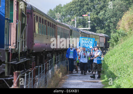 Pitsford und Brampton Bahnhof, Northampton, UK. 1. September 2014. NHS Protest März Gruppe von 11 Mütter aus Darlington, 300 Meilen, marschieren sie landesweit unter den gleichen Weg wie die Jarrow März 78 Jahren von Jarrow nach London. Es soll das Bewusstsein für die Privatisierung des NHS und markieren Sie die Schäden, die von der Health and Social Care Act verursacht werden. Der Marsch wird in der Hauptstadt (London) am 6. September enden. Bildnachweis: Keith J Smith. / Alamy Live News Stockfoto