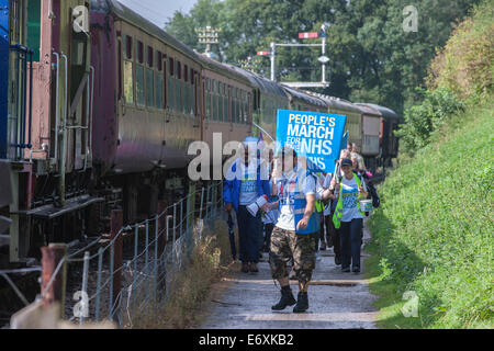 Pitsford und Brampton Bahnhof, Northampton, UK. 1. September 2014. NHS Protest März Gruppe von 11 Mütter aus Darlington, 300 Meilen, marschieren sie landesweit unter den gleichen Weg wie die Jarrow März 78 Jahren von Jarrow nach London. Es soll das Bewusstsein für die Privatisierung des NHS und markieren Sie die Schäden, die von der Health and Social Care Act verursacht werden. Der Marsch wird in der Hauptstadt (London) am 6. September enden. Bildnachweis: Keith J Smith. / Alamy Live News Stockfoto