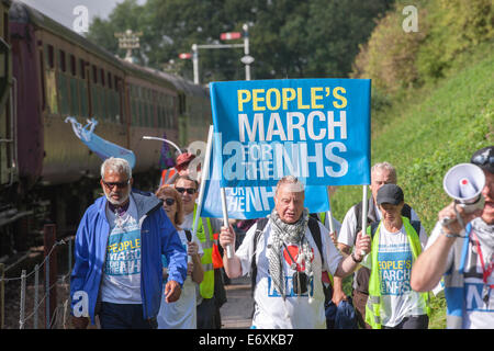 Pitsford und Brampton Bahnhof, Northampton, UK. 1. September 2014. NHS Protest März Gruppe von 11 Mütter aus Darlington, 300 Meilen, marschieren sie landesweit unter den gleichen Weg wie die Jarrow März 78 Jahren von Jarrow nach London. Es soll das Bewusstsein für die Privatisierung des NHS und markieren Sie die Schäden, die von der Health and Social Care Act verursacht werden. Der Marsch wird in der Hauptstadt (London) am 6. September enden. Bildnachweis: Keith J Smith. / Alamy Live News Stockfoto