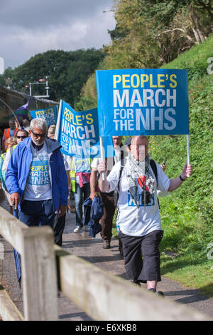 Pitsford und Brampton Bahnhof, Northampton, UK. 1. September 2014. NHS Protest März Gruppe von 11 Mütter aus Darlington, 300 Meilen, marschieren sie landesweit unter den gleichen Weg wie die Jarrow März 78 Jahren von Jarrow nach London. Es soll das Bewusstsein für die Privatisierung des NHS und markieren Sie die Schäden, die von der Health and Social Care Act verursacht werden. Der Marsch wird in der Hauptstadt (London) am 6. September enden. Bildnachweis: Keith J Smith. / Alamy Live News Stockfoto