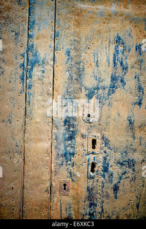 Full-Frame zu nehmen, von einer alten blauen Metallplatte mit Nieten Stockfoto