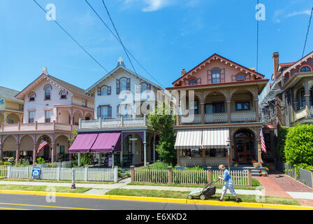 USA, New Jersey, Cape May, viktorianischen Häusern und Person mähen Rasen vor dem Haus. Stockfoto