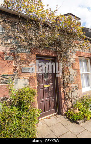 Schöne Blumen und alten Fenster im schottischen Dorf Stockfoto