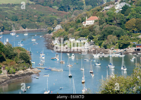 Liegeplätze auf der Fluss Yealm, Newton Ferrers, Devon von oben Passage Wald genommen Stockfoto