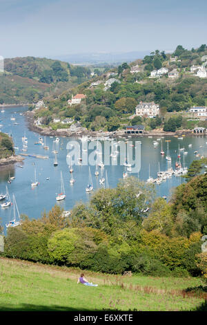 Liegeplätze auf der Fluss Yealm, Newton Ferrers, Devon von oben Passage Wald genommen Stockfoto