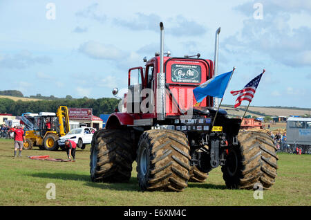 Ein Monstertruck anzeigen mit Auto Zerkleinern von den Fahrzeugen Big Pete und Gevatter Tod an die Great Dorset Steam Fair 2014 Stockfoto