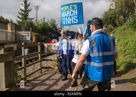 Pitsford und Brampton Bahnhof, Northampton, UK. 1. September 2014. NHS Protest März Gruppe von 11 Mütter aus Darlington, 300 Meilen, marschieren sie landesweit unter den gleichen Weg wie die Jarrow März 78 Jahren von Jarrow nach London. Es soll das Bewusstsein für die Privatisierung des NHS und markieren Sie die Schäden, die von der Health and Social Care Act verursacht werden. Der Marsch wird in der Hauptstadt (London) am 6. September enden. Bildnachweis: Keith J Smith. / Alamy Live News Stockfoto