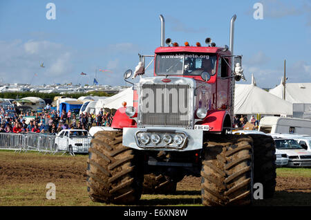 Ein Monstertruck anzeigen mit Auto Zerkleinern von den Fahrzeugen Big Pete und Gevatter Tod an die Great Dorset Steam Fair 2014 Stockfoto