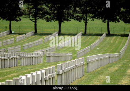 AJAXNETPHOTO. ST. MARKIEREN SIE QUENTIN, FRANKREICH-REIHEN VON WEIßEN STEINKREUZE DIE LETZTE RUHESTÄTTE VON FRANZÖSISCHEN SOLDATEN. FOTO: JONATHAN EASTLAND/AJAX Stockfoto