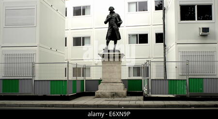 AJAXNETPHOTO. JUNI 2012. PARIS, FRANKREICH. FRANZÖSISCHER PHILOSOPH - NICOLAS DE CONDORCET-STATUE IN DER NÄHE DER SEINE. FOTO: JONATHAN EASTLAND/AJAX REF:D121506 2829 Stockfoto