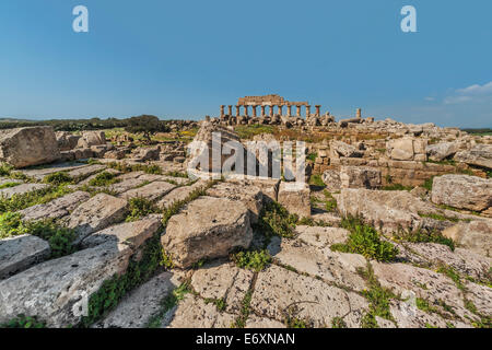 Der Tempel C ist die älteste und größte Tempel der Akropolis von Selinunte, Sizilien, Italien, Europa Stockfoto