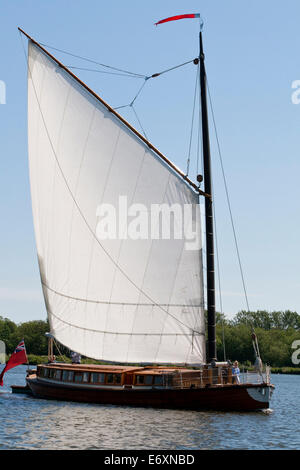 Norfolk Vergnügen Wherry Ardea unter vollen Segeln, sich nähernden Wroxham Broad, Norfolk, Großbritannien an einem sonnigen Tag. Stockfoto