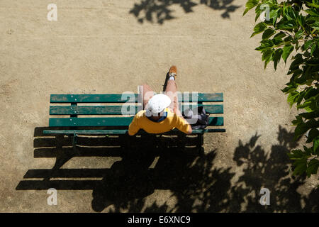 Übersicht der Mann sitzt auf der Parkbank, St Malo, Bretagne, Frankreich Stockfoto