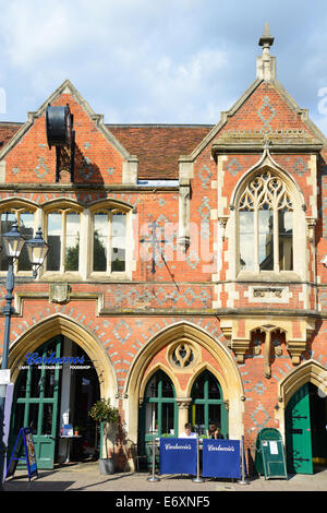 Carluccios Restaurant im alten Rathaus, Hauptstraße, Berkhamsted, Hertfordshire, England, Vereinigtes Königreich Stockfoto